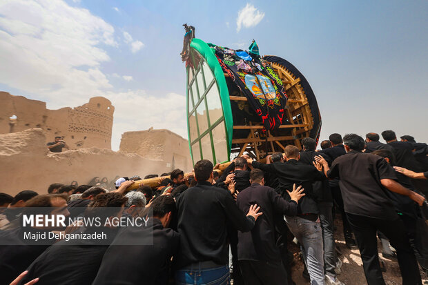 آیین عزاداری و نخل برداری روز عاشورا در روستای علی آباد تفت