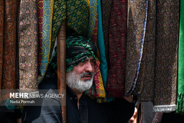 نخل‌گردانی روز عاشورا در تکیه چالِ دولاب