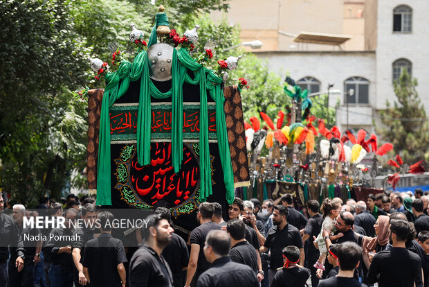 نخل‌گردانی روز عاشورا در تکیه چالِ دولاب