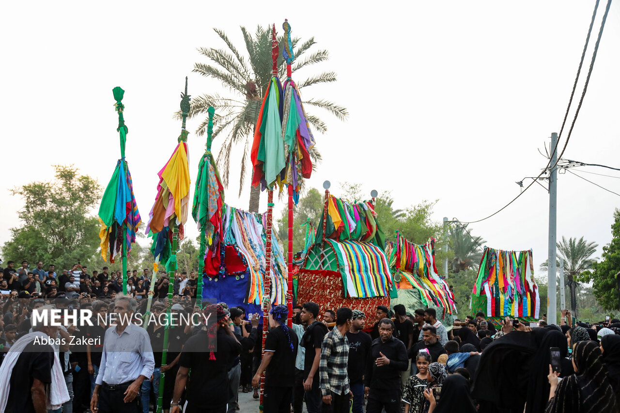 آیین تشییع پیکر نمادین شهدای کربلا در میناب آیین تشییع پیکر نمادین شهدای کربلا در میناب