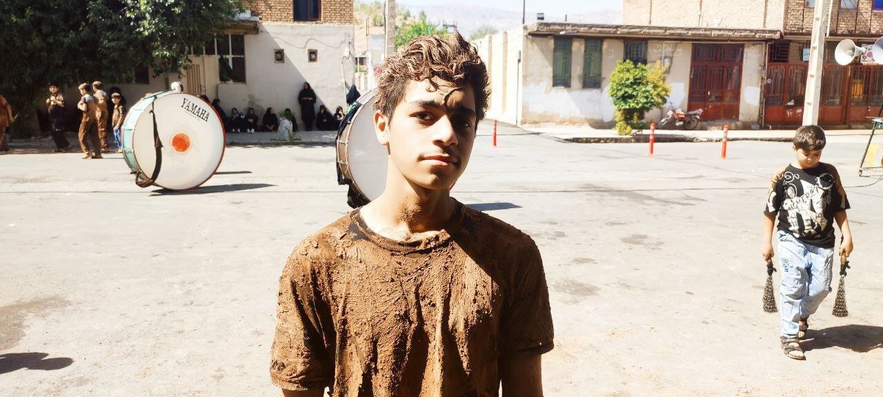 آیین گلمالی در هیئت ۷۲ تن درهشهر+عکس