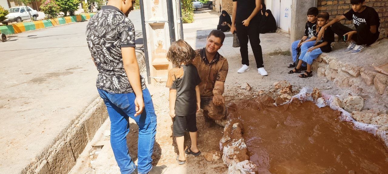 آیین گلمالی در هیئت ۷۲ تن درهشهر+عکس