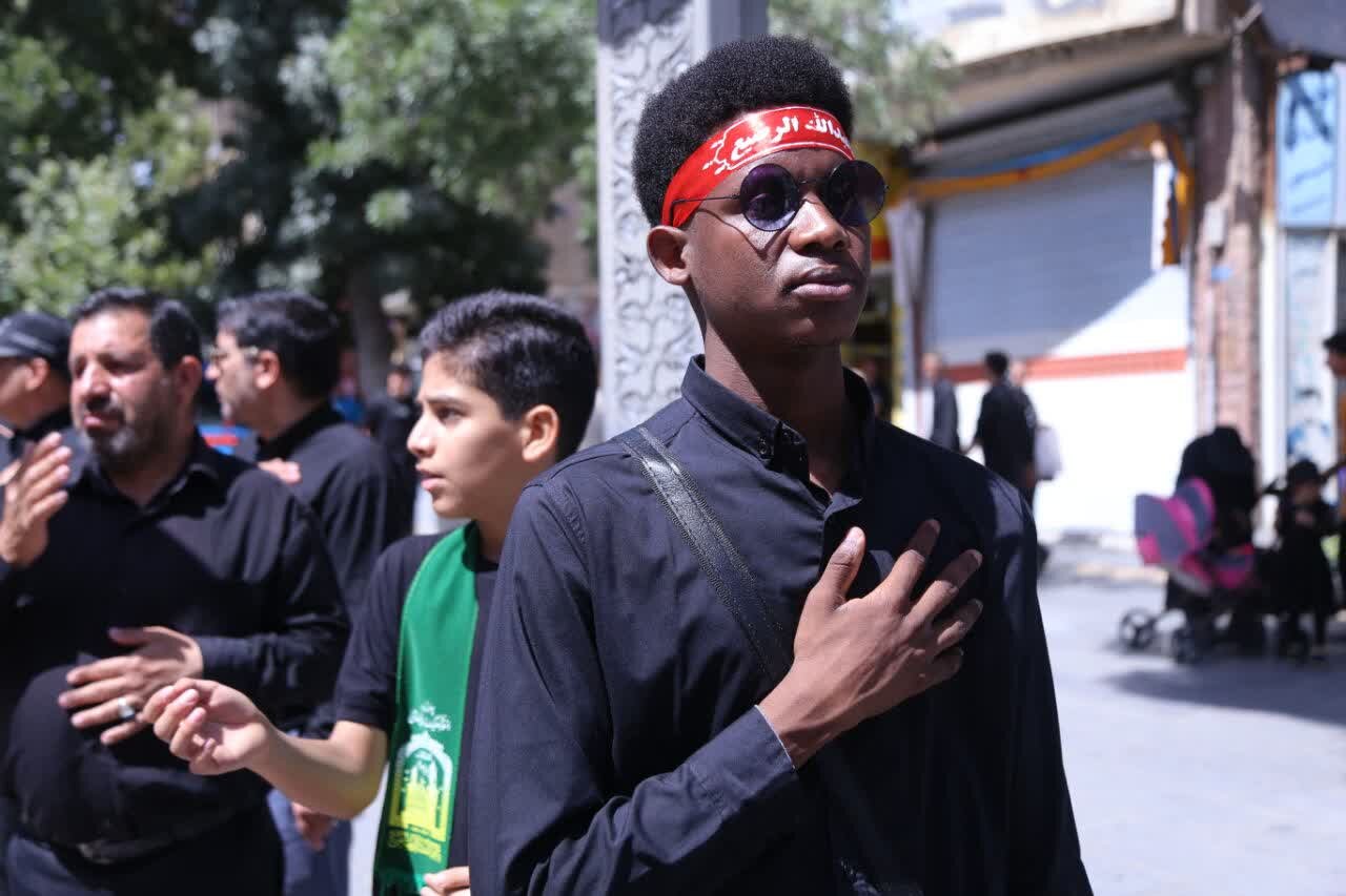 شور حسینی در سنندج؛ آئینهای عاشورایی با حضور پرشور جوانان