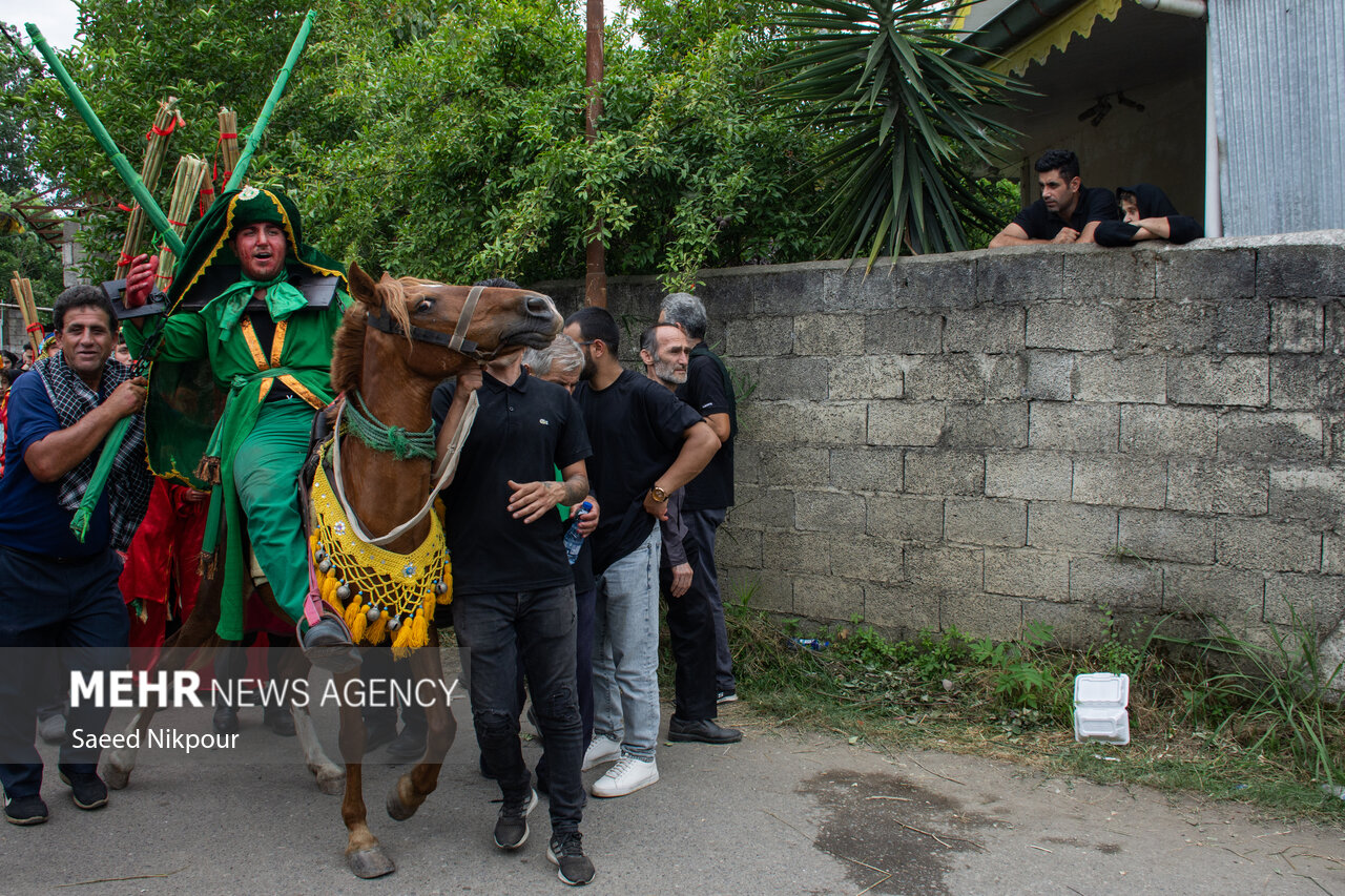 تعزیه ظهر عاشورا در ضیابر گیلان تعزیه ظهر عاشورا در ضیابر گیلان