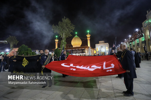 شام غریبان و لاله گردانی خدام حرم شاهچراغ (ع)