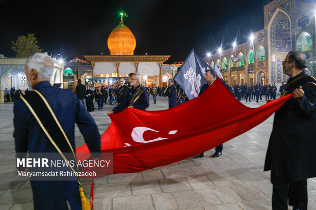 شام غریبان و لاله گردانی خدام حرم شاهچراغ (ع)