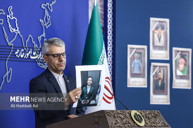 اسماعیل بقایی، سخنگوی وزارت امور خارجه در نخستین نشست خبری خود بعد از حمله رژیم صهیونیستی، تصویر شهدای بی دفاع را در دست گرفته و برای خبرنگاران شرح قصه زندگی و امید و میل به زیستن آنها را توصیف می کند