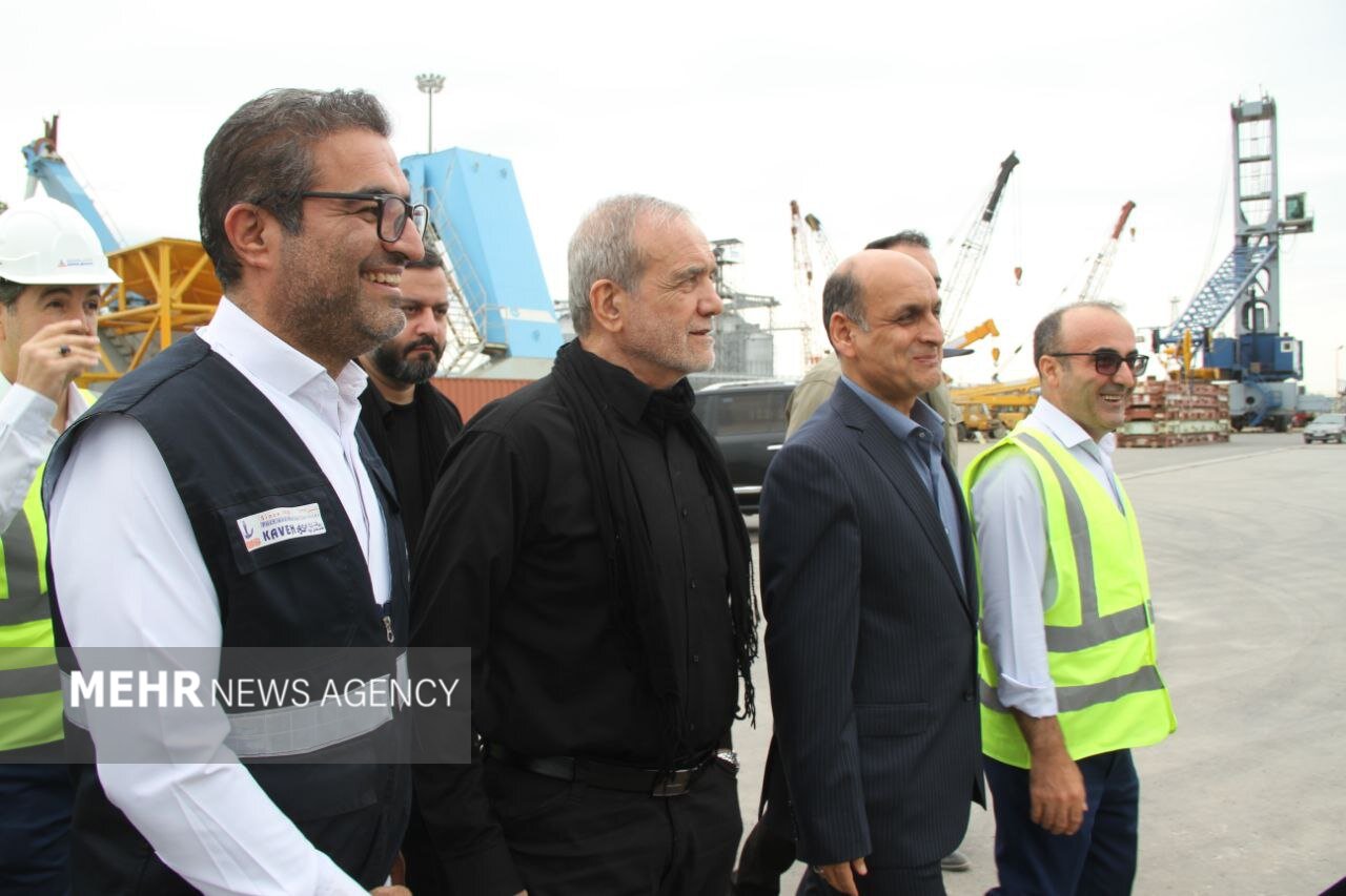 رئیس جمهور از بندر تجاری آستارا بازدید کرد رئیس جمهور از بندر تجاری آستارا بازدید کرد