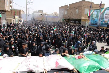 اجتماع زینبیون و تشییع نمادین شهدای کربلا در شهر الوند برگزار شد