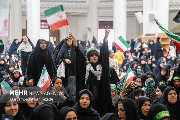 اجتماع بانوان زینبی فارس؛ ندای لبیک به رهبری صحن حرم شاهچراغ را فراگرفت 3