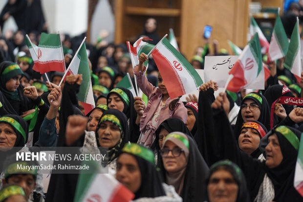 اجتماع بانوان زینبی فارس؛ ندای لبیک به رهبری صحن حرم شاهچراغ را فراگرفت 5