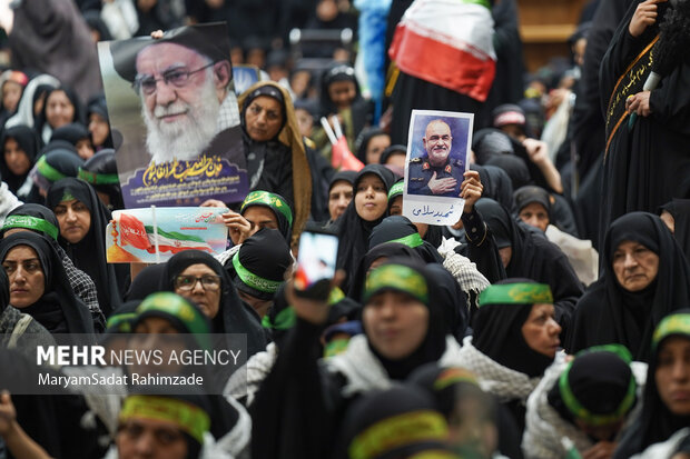 اجتماع بانوان زینبی فارس؛ ندای لبیک به رهبری صحن حرم شاهچراغ را فراگرفت 2