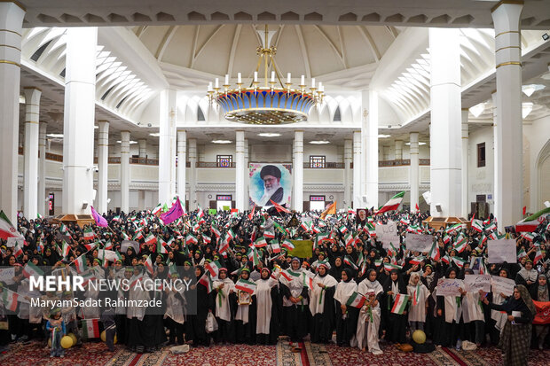اجتماع بانوان زینبی فارس؛ ندای لبیک به رهبری صحن حرم شاهچراغ را فراگرفت