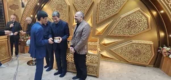 اهدای هدایای متبرک رهبر انقلاب به قاریان نوجوان اصفهانی