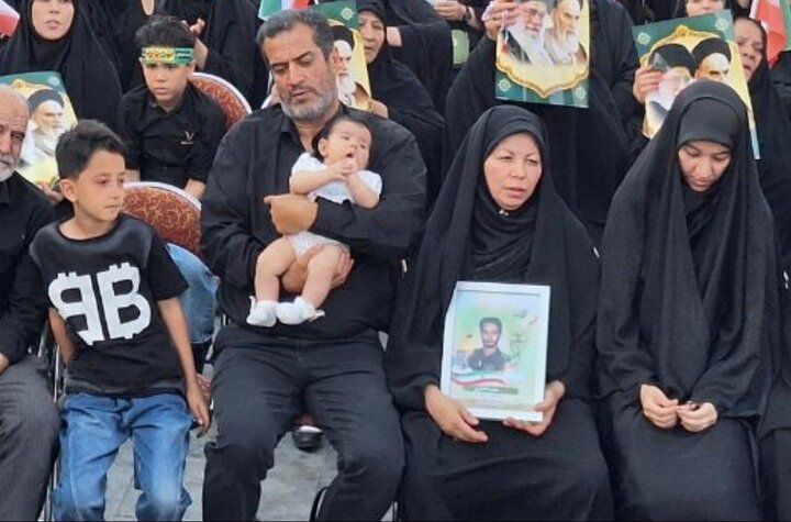 مادر شهید انصاری: پشت سر آقا بمانیم؛ دشمن در کمین است