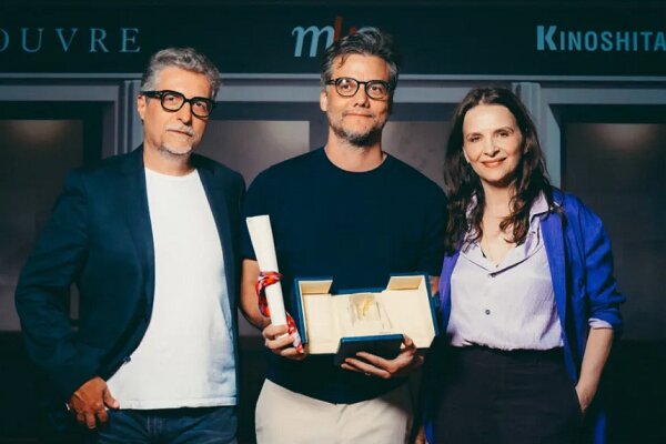 بازیگر غایب در کن سرانجام جایزهاش را از ژولیت بینوش گرفت