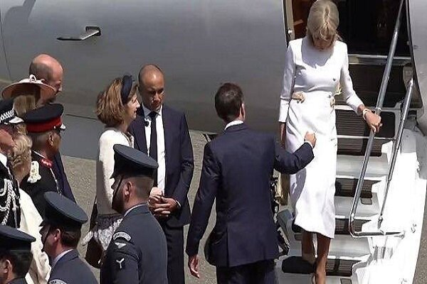 Macron çiftinde soğuk rüzgarlar: Elini uzattı, eşi görmezden geldi Macron çiftinde soğuk rüzgarlar: Elini uzattı, eşi görmezden geldi