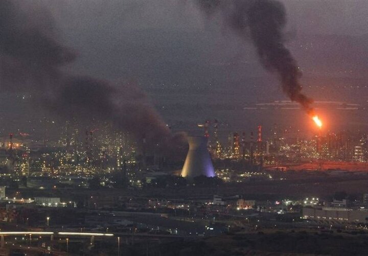 صحيفة معاريف: الصواريخ الإيرانية دمّرت مصفاة "بازان "للنفط بالكامل