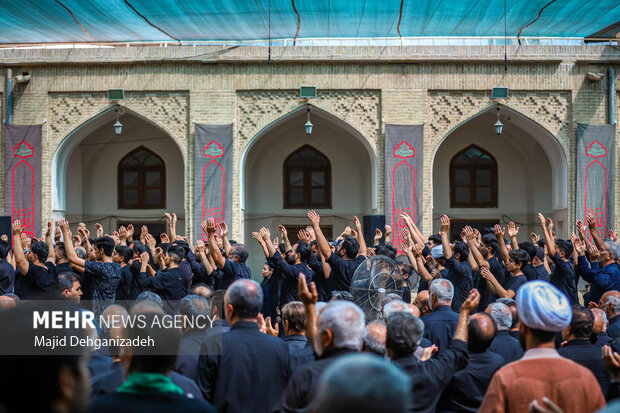 آیین عزاداری سیزدهم محرم در مسجد ملااسماعیل یزد