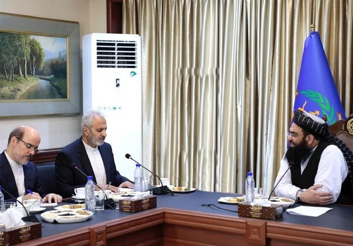 السفير الايراني في كابول يبحث تسهيل عودة اللاجئين الأفغان لبلادهم
