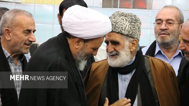 ملت ایران تاریخ را با استقامت و عزت نوشته است