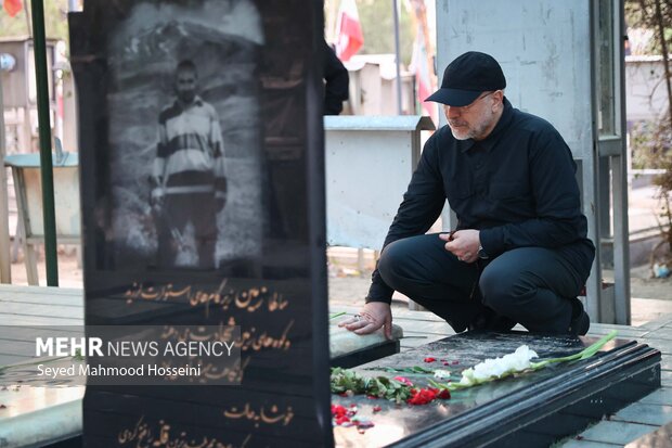 حضور محمدباقر قالیباف بر مزار شهدای تهاجم رژیم صهیونیستی 2