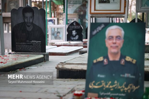 حضور محمدباقر قالیباف بر مزار شهدای تهاجم رژیم صهیونیستی