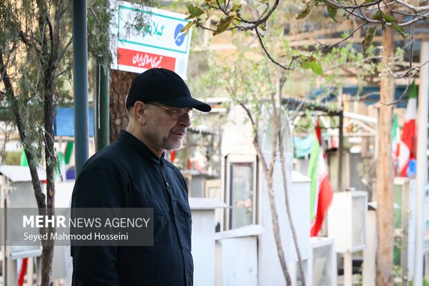 حضور محمدباقر قالیباف بر مزار شهدای تهاجم رژیم صهیونیستی