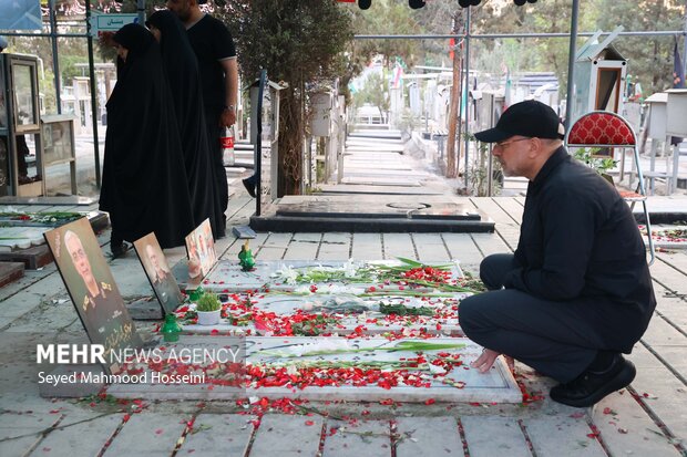 حضور محمدباقر قالیباف بر مزار شهدای تهاجم رژیم صهیونیستی 23