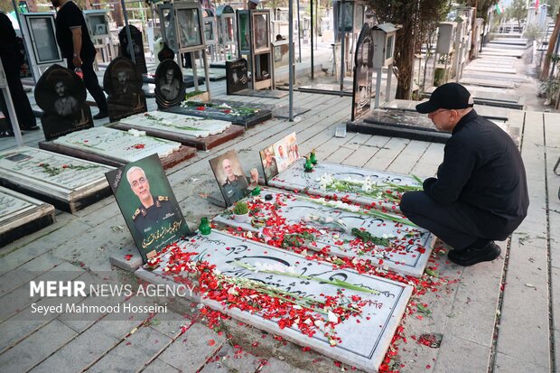 حضور محمدباقر قالیباف بر مزار شهدای تهاجم رژیم صهیونیستی 18