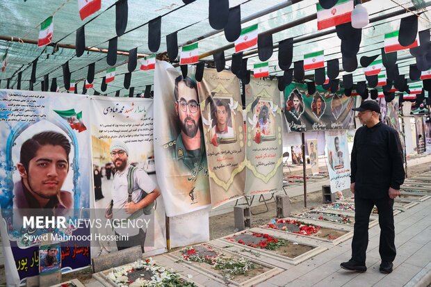 حضور محمدباقر قالیباف بر مزار شهدای تهاجم رژیم صهیونیستی 17