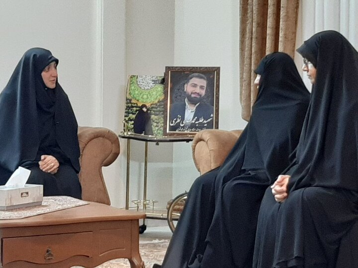 دیدار معاون امور زنان و خانواده رییس جمهور با پدر دو شهید جنگ ۱۲ روزه