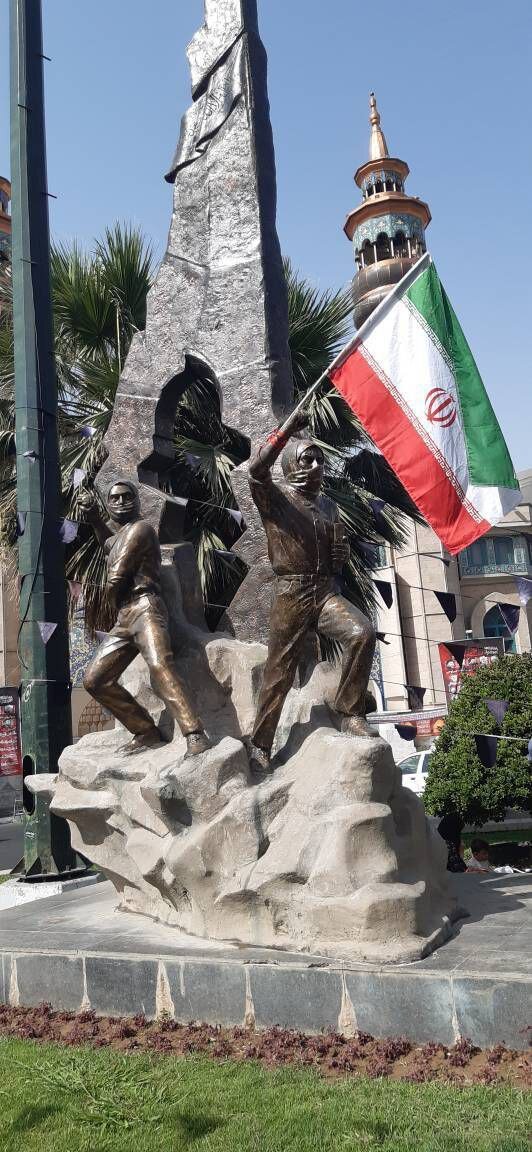 اهتزاز پرچم ایران بر فراز تندیسهای منطقه 6 تهران 3