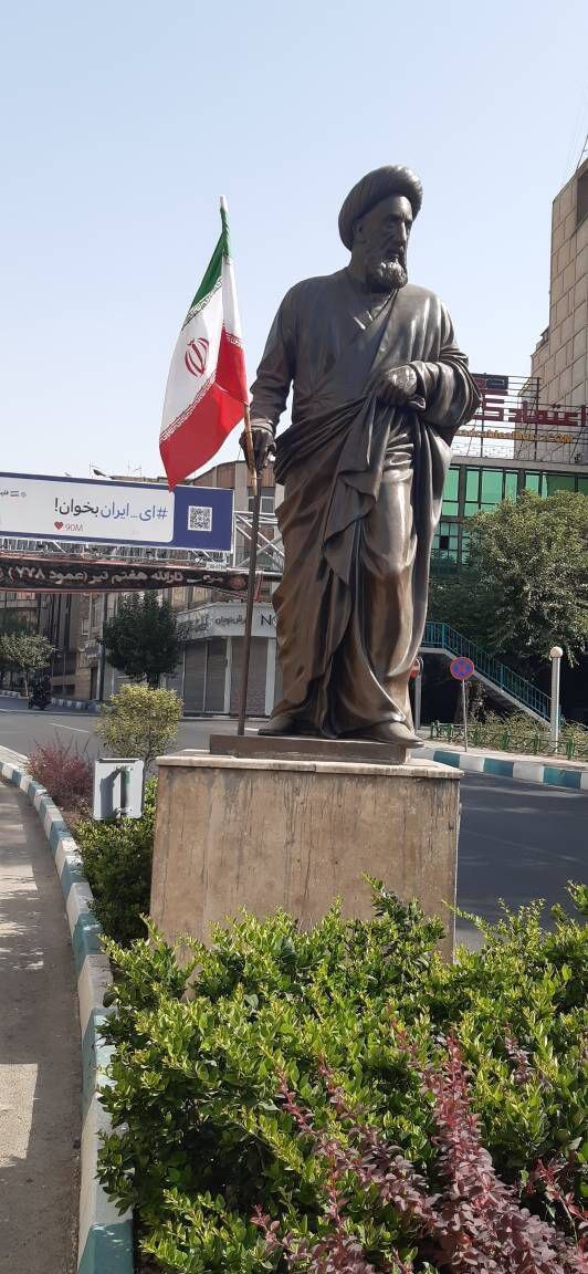 اهتزاز پرچم ایران بر فراز تندیسهای منطقه 6 تهران 2