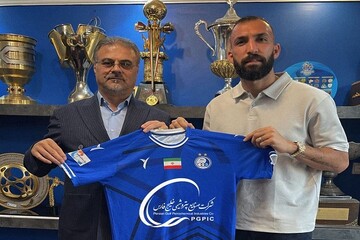 روزبه چشمی قراردادش را با استقلال تمدید کرد