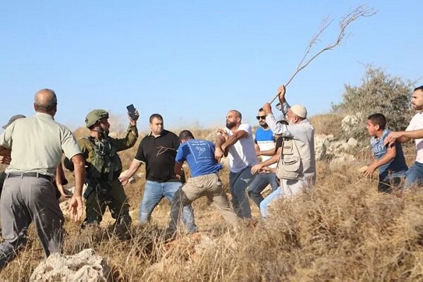 هجوم وحشي للمستوطنين الصهاينة على الفلسطينيين في الضفة الغربية