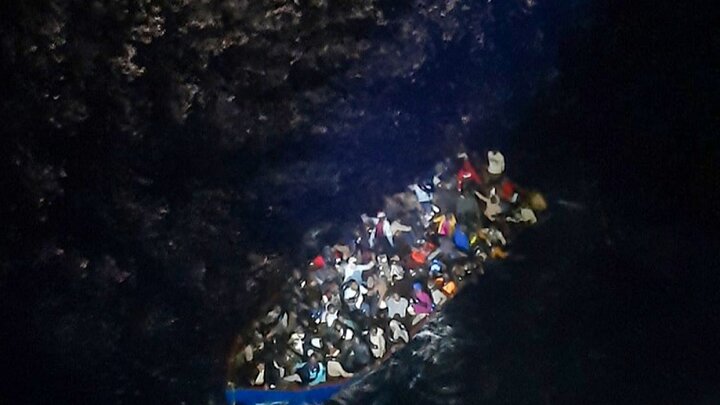 سفينة إيرانية تنقذ عشرات اللاجئين من خطر الموت