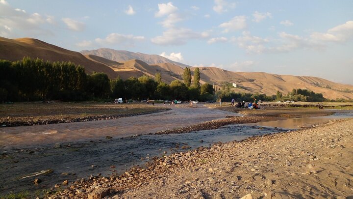 عملیات پاکسازی سرشاخههای رودخانه شاهرود در طالقان آغاز شد