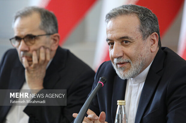 نشست وزیر امور خارجه با سفیران، کارداران و روسای نمایندگی‌های خارجی