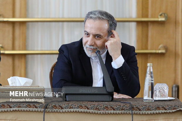 نشست وزیر امور خارجه با سفیران، کارداران و روسای نمایندگی‌های خارجی