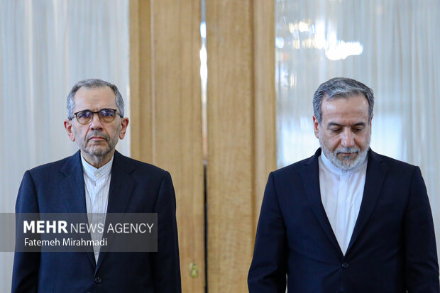 نشست وزیر امور خارجه با سفیران، کارداران و روسای نمایندگی‌های خارجی
