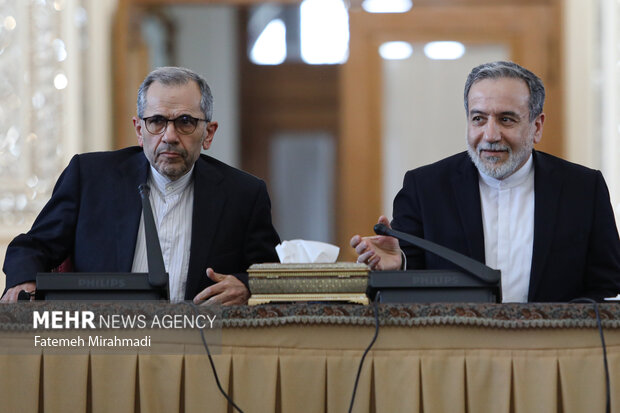 نشست وزیر امور خارجه با سفیران، کارداران و روسای نمایندگی‌های خارجی