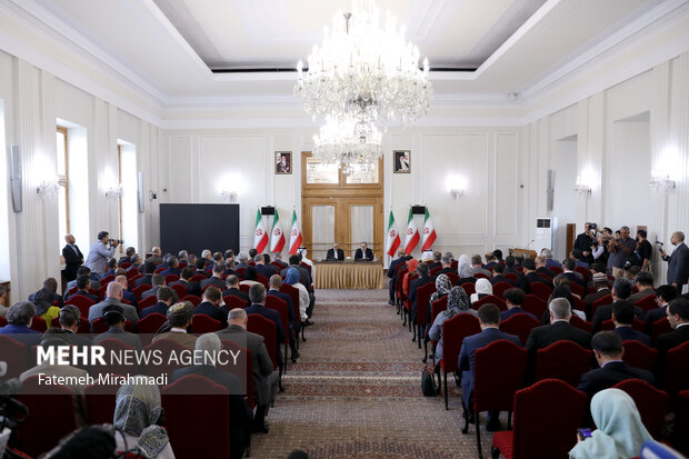 نشست وزیر امور خارجه با سفیران، کارداران و روسای نمایندگی‌های خارجی