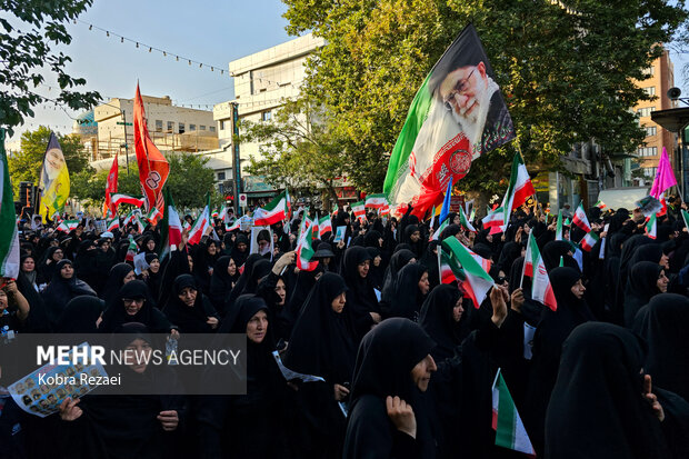 صفآرایی هزاران زن شاهرودی در حمایت از انقلاب و رهبری