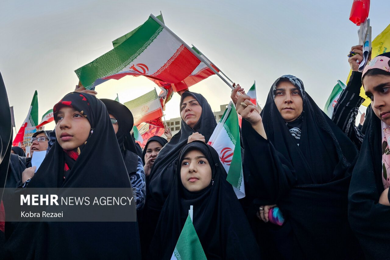 صفآرایی هزاران زن شاهرودی در حمایت از انقلاب و رهبری