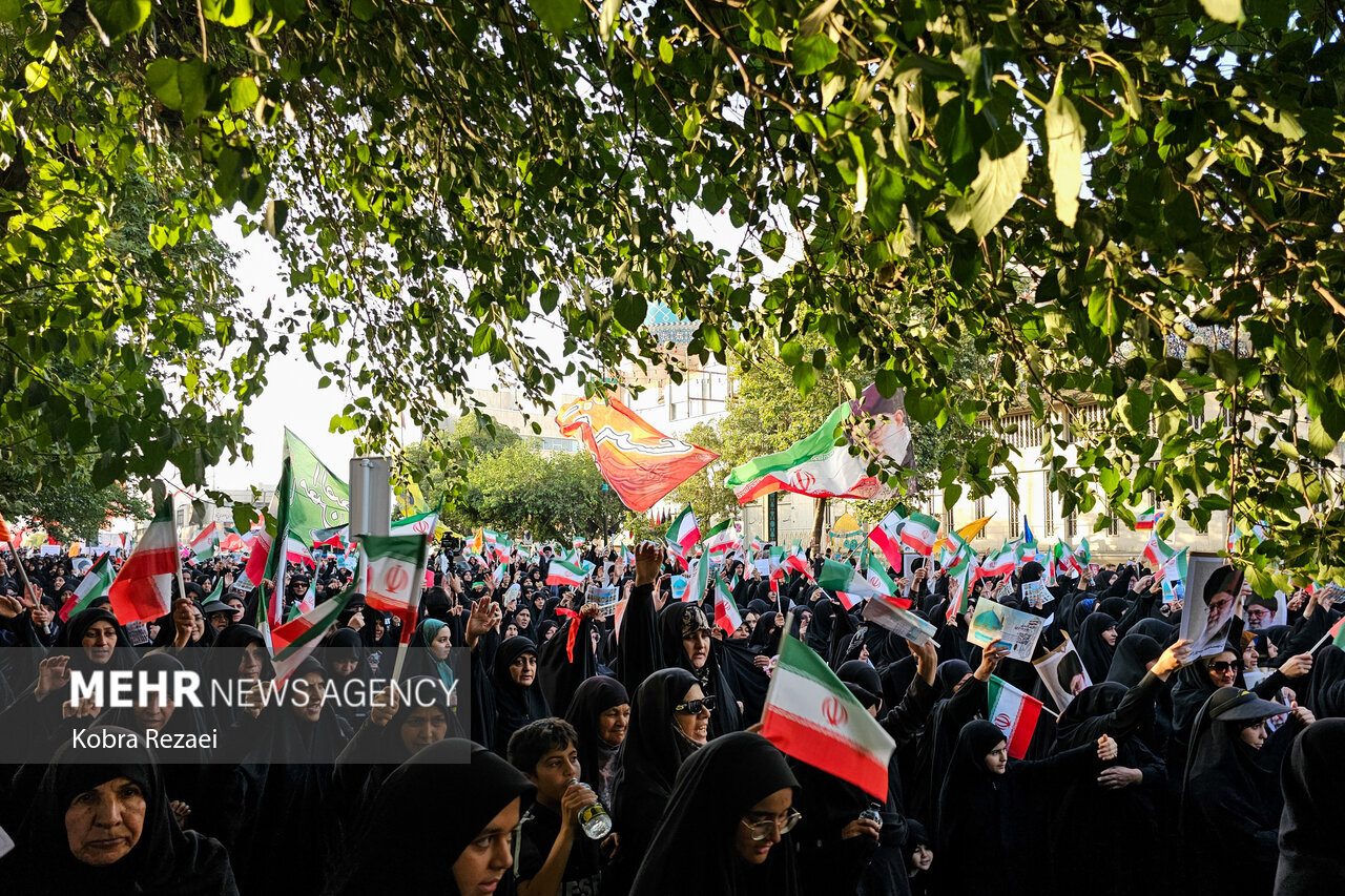 صفآرایی هزاران زن شاهرودی در حمایت از انقلاب و رهبری
