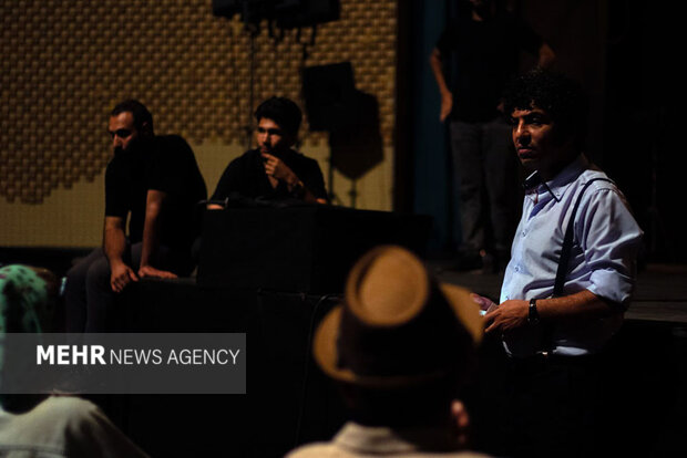 «بر زمین میزندش»؛ تجربهای کوانتومی از زمان روی صحنه تئاتر! «بر زمین میزندش»؛ تجربهای کوانتومی از زمان روی صحنه تئاتر!