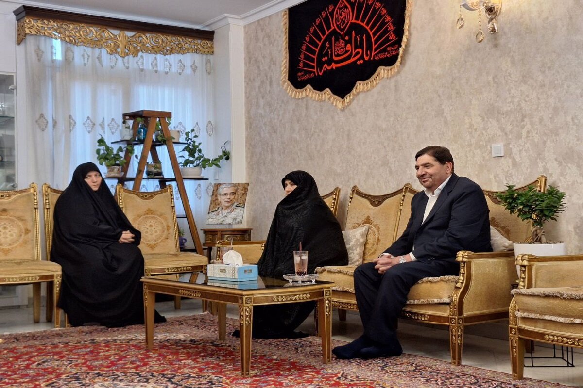 مخبر با خانواده سپهبد شهید محمد باقری دیدار کرد مخبر با خانواده سپهبد شهید محمد باقری دیدار کرد