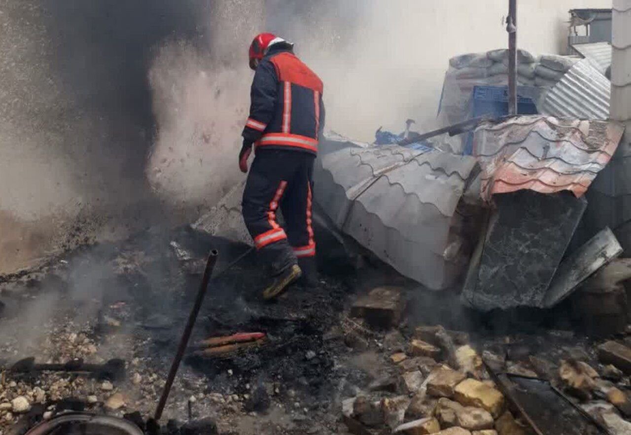 مهار حریق انبار روغن در سمنان؛ حادثه تلفات جانی نداشت