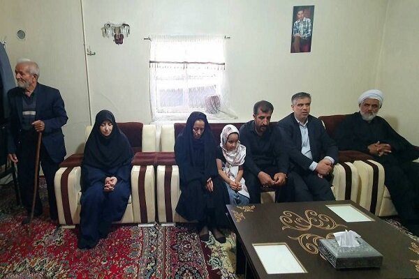 دیدار شینا انصاری با خانواده شهید مرتضی شفیعی